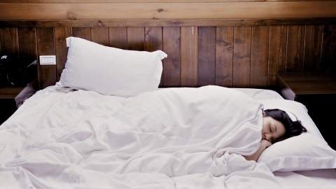 睡前飲熱牛奶不能助眠！ 日本醫生教你4大改善夏天睡眠質素貼士