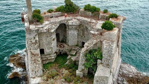 小島城堡無電無上網住30日 全世界直播 獎金有31萬港紙