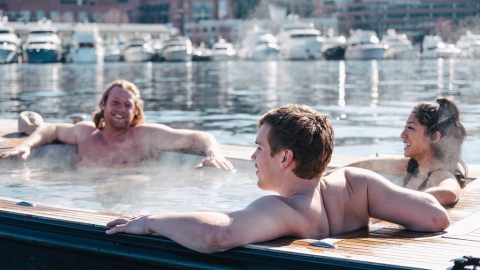 疫情後試玩坐船浸熱水浴 與好友在海上漫遊與世隔絕