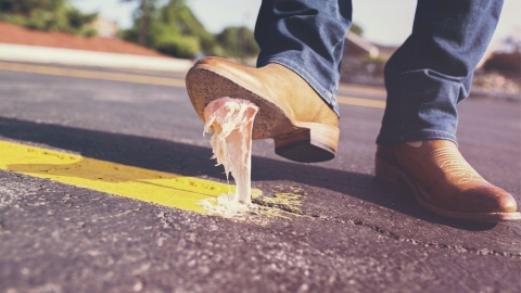 不幸踩到香口膠點算好？ 日本節目教你簡單一招清除鞋底香口膠