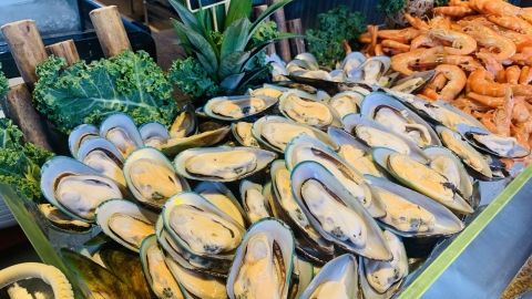 4人同行1人免費！澳門皇冠假日酒店藍灣自助餐 任食即點即開新鮮生蠔