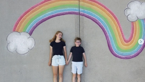 疫情期間困在家無得去旅行？ 美國姊弟畫過百張粉筆畫帶你環遊世界