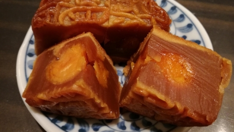 食1個雙黃月餅＝飲2.7匙油 台灣營養師公開5大人氣月餅熱量