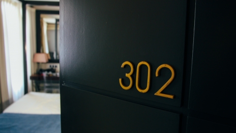 唔關住尾房事？酒店邊個房號最邪易撞鬼？真人分享夜晚聽到手抓玻璃、頭猛撞牆聲