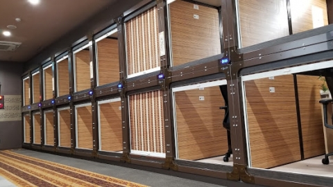 日本新宿膠囊旅館佈翻新轉型 床鋪變工作枱櫈成功吸客