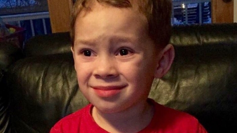 尷尬而不失禮貌微笑男孩背後有故事？ 最強表情包紅出國際擁340萬粉絲