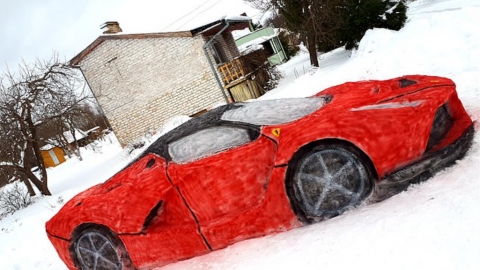 立陶宛夫妻用雪雕出1比1法拉利 神級技巧還原經典紅跑車
