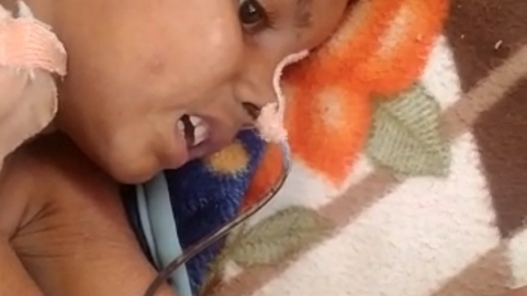 印度3歲女童傷口未縫好被醫院放棄慘死 肚子有洞及紗布只因家人無錢給手術費