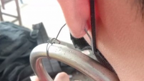 泰國學生穿耳洞違反校規 遭老師變態體罰 耳洞吊大金屬圈