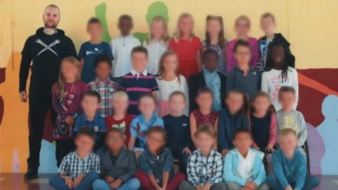 法國老師全身都有紋身 被家長投訴到失去工作