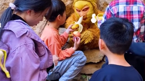 中國景點安排員工扮孫悟空壓五指山下 遊客上前狂餵食香蕉