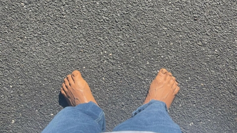 美國時裝設計師推赤腳鞋 惡搞各大品牌 吸引名人入手收藏