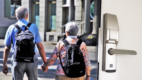 腦退化老翁曾學摩斯密碼及軍事訓練 患病仍不忘專業 破解電子鎖攜妻逃出老人院！