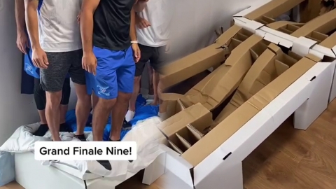 選手村紙板床有幾堅固？ 以色列選手實測9人齊跳終整爛床架