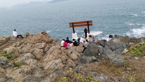 【港版天涯海角】 遇野餐人士霸佔鶴咀人氣打卡位 山友轟自私反被罵：是你不早到