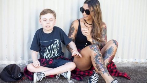 43歲單親媽媽揹多重殘障兒環遊世界 廿六年來充當兒子雙腳上山下海