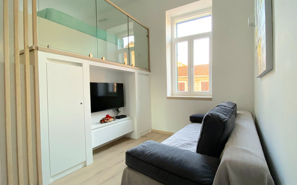 英籍母親居港15年搬回老家 飛機上不幸身亡 孩子伴屍8小時 