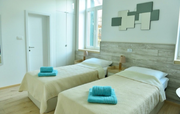 英籍母親居港15年搬回老家 飛機上不幸身亡 孩子伴屍8小時 