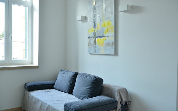 英籍母親居港15年搬回老家 飛機上不幸身亡 孩子伴屍8小時 