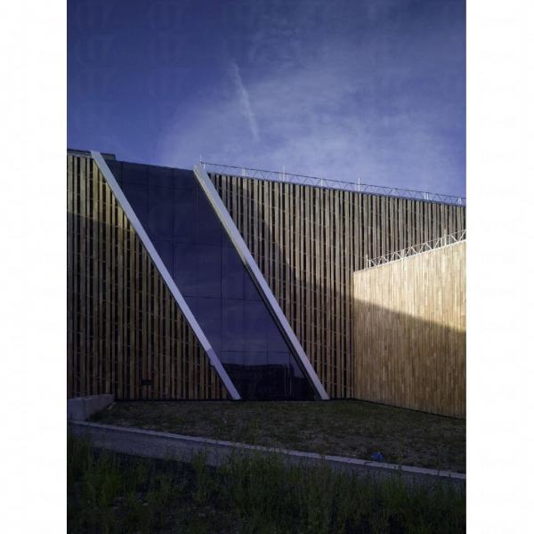 The Westside 建築上綫條交錯。 瑞士伯恩The Westside 星級建築