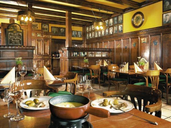 由百年畫廊搖身一變而成、洋溢質樸氣息的Weggiser Stübli 餐廳。(相片來源:Post Hotel Weggis) 瑞士琉森浪漫聖誕 阿爾卑斯 Weggis 新酒店