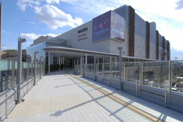 大阪激新巨Mall Hello Kitty 陪玩