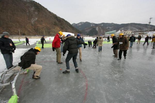 韓國華川山鱒魚冰節 冰天雪地垂釣樂