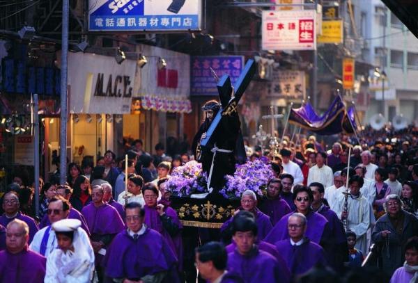 相片來源:澳門政府旅遊局 耶穌聖像巡遊 抬十字架重演苦難