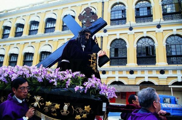 相片來源:澳門政府旅遊局 耶穌聖像巡遊 抬十字架重演苦難