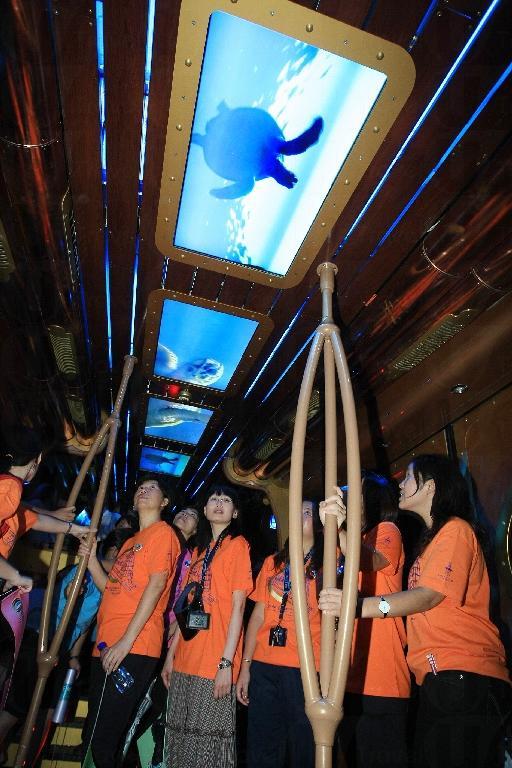 在短短 3 分鐘的乘車期間旅客可感受置身在巨型潛水艇的感覺,賞八爪魚、水母、海龜與海豚等海洋生物多媒體畫面,恍如游進了海底世界。 「海洋列車」啟航 3 分鐘看水世界