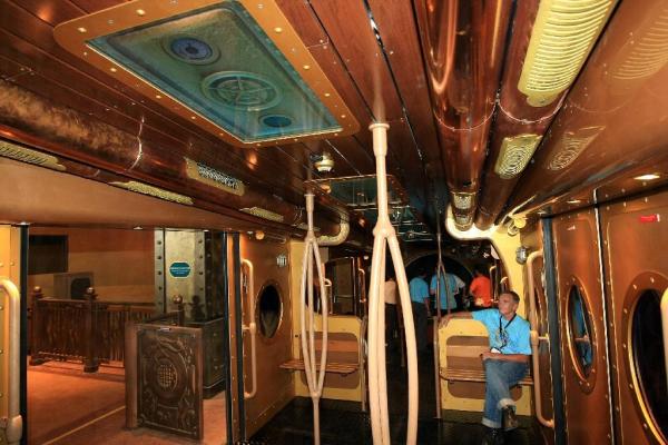 除了纜車外,遊客可選擇 需時 3 分鐘的海洋列車上山下山了。 「海洋列車」啟航 3 分鐘看水世界