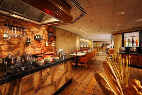 Patio 餐廳情調十足。 九龍萬麗酒店 秋日 BBQ 送你大閘蟹