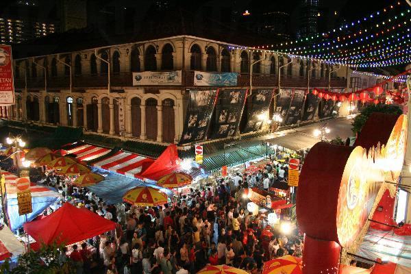 每逢農曆春節,牛車水總是充滿熱鬧的春節氣氛。 獅城賀新年 森巴派對打頭陣