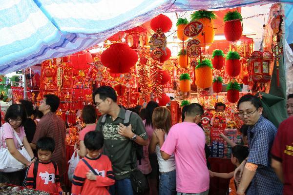 農曆新年街頭市集,擁有超過 500 個攤檔,提供遊客上千種春節應景商品。 獅城賀新年 森巴派對打頭陣