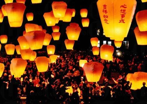 台灣平溪天燈節 觀賞八千天燈奇景