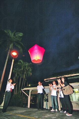 台灣平溪天燈節 觀賞八千天燈奇景