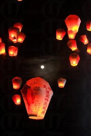 台灣平溪天燈節 觀賞八千天燈奇景