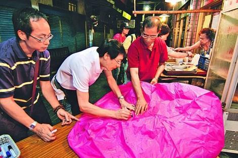 台灣平溪天燈節 觀賞八千天燈奇景