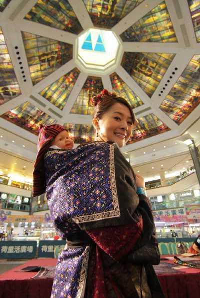 荷里活廣場展出 16 件極具歷史價值的古董背扇 半世紀古董背扇 荷里活廣場細說由來