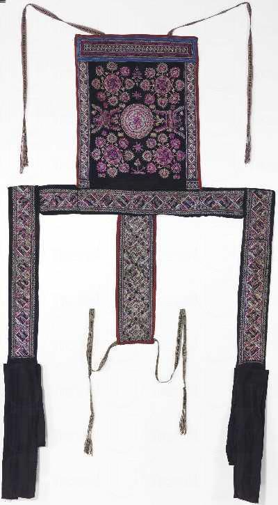 這是一件出於神以類聚的觀念,將天界的日月星和始祖母組合在一起的背扇。 半世紀古董背扇 荷里活廣場細說由來