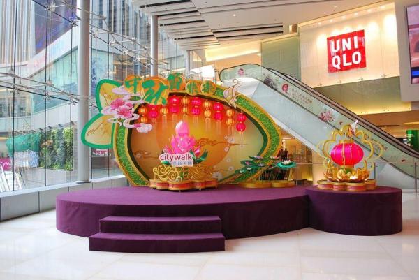 荃新天地高層地下中庭的巨型楊桃,掛滿顏色鮮艷的燈籠,與造型亮麗的荷花燈座及荷花池互相輝映,絕對是應節攝影景點。 荃新天地消費 換 USB 月餅賀中秋