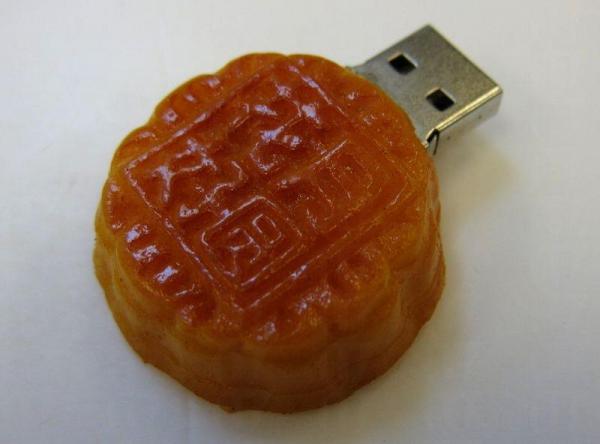 荃新天地今年特別以造型維妙維肖的月餅 USB (1GB)作禮品大放送,油亮的餅面印上「花好月圓」字樣,體積卻只有傳統月餅的四份之一,極之趣緻可愛。 荃新天地消費 換 USB 月餅賀中秋