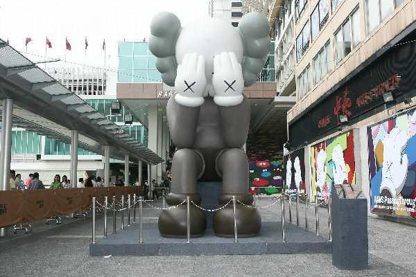 5 米高的巨型 KAWS 公仔戶外雕塑 KAWS 全球最大雕塑 海港城登場