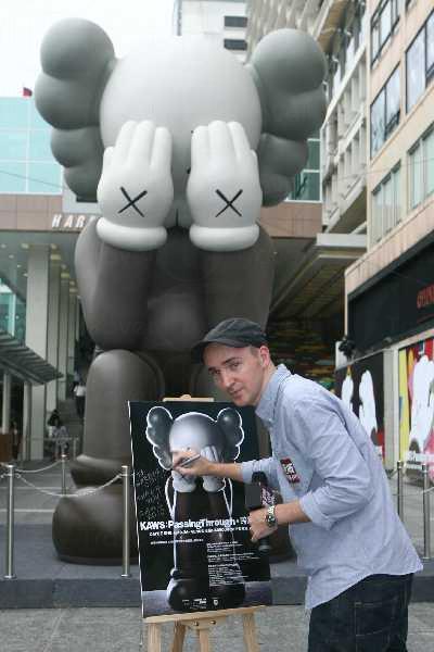 KAWS 與 公仔合照。 KAWS 全球最大雕塑 海港城登場