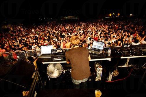 熱燙獅城 ZoukOut 萬人跳天光