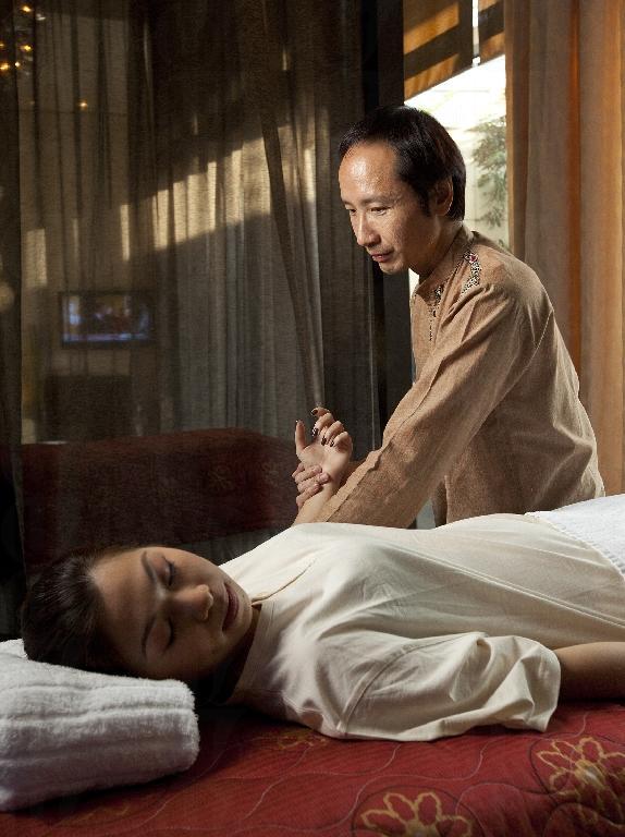 著名水療師 Terry Liew 親傳駐場理療師如何主理日式水療。 過大海 0 嘆全新日式按摩