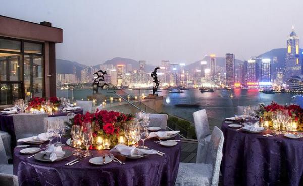 「Dom Perignon – NOBU 節日晚宴」的主人家可以讓 12 位賓客於戶外花園享用餐前及餐後美點,並在套房的飯廳或花園擺設 12 人的正統晚宴。 洲際總統套房 享受全城最豪聖誕派對