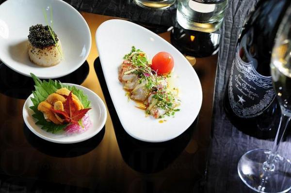 6 道菜的晚餐由 Dom Perignon 主廚 Richard Geoffroy 及 NOBU 創辦人松久信幸特別設計。 洲際總統套房 享受全城最豪聖誕派對