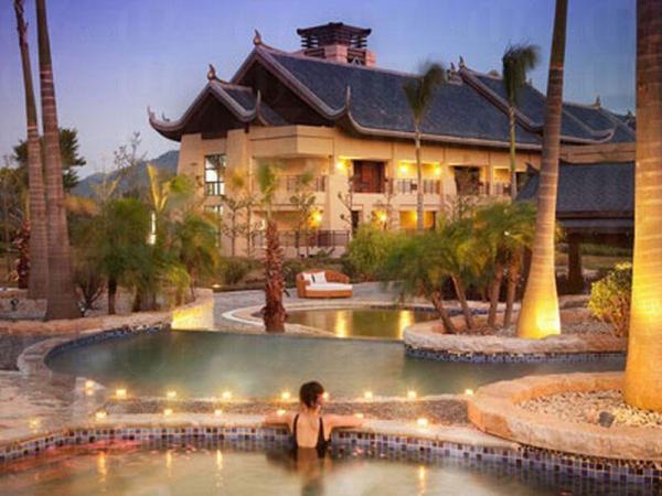 惠州洲際度假酒店擁有大如維園泳池般的露天溫泉區。(相片來源:惠州洲際度假酒店) 惠州溫泉無限任浸 2 日套票 ,160 起