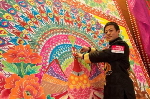 全世界最大剪紙孔雀 登陸屯門市廣場